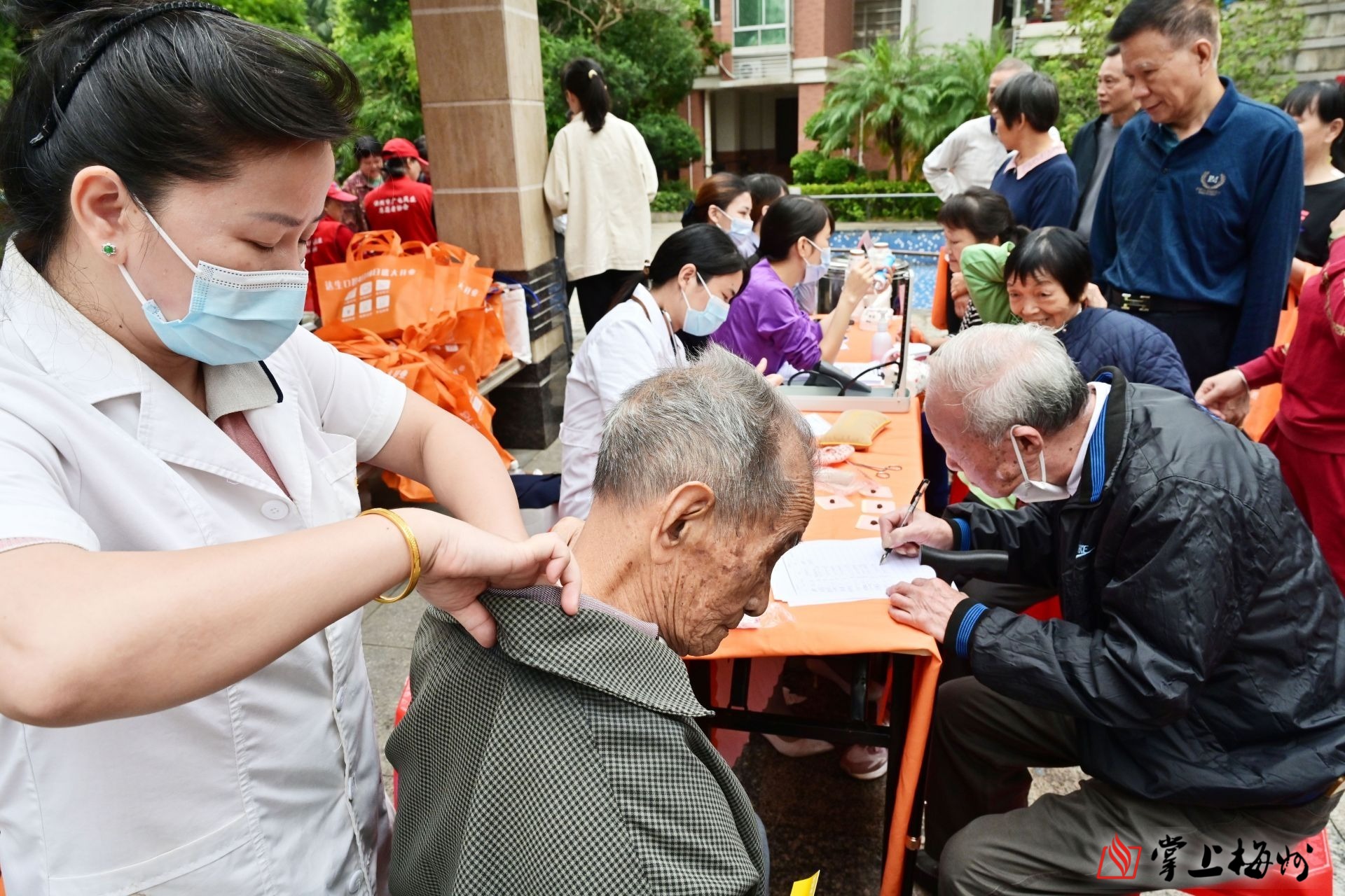 送健康、送欢乐！今日重阳，江南街道鸿都社区充满暖意3.jpg